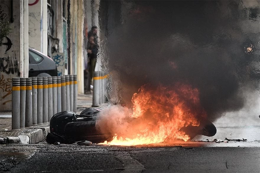 Άγνωστοι μαχαίρωσαν 11 φορές άντρα στη συμβολή Ασκληπιού & Σόλωνος – Πληροφορίες ότι έφερε την ελληνική σημαία